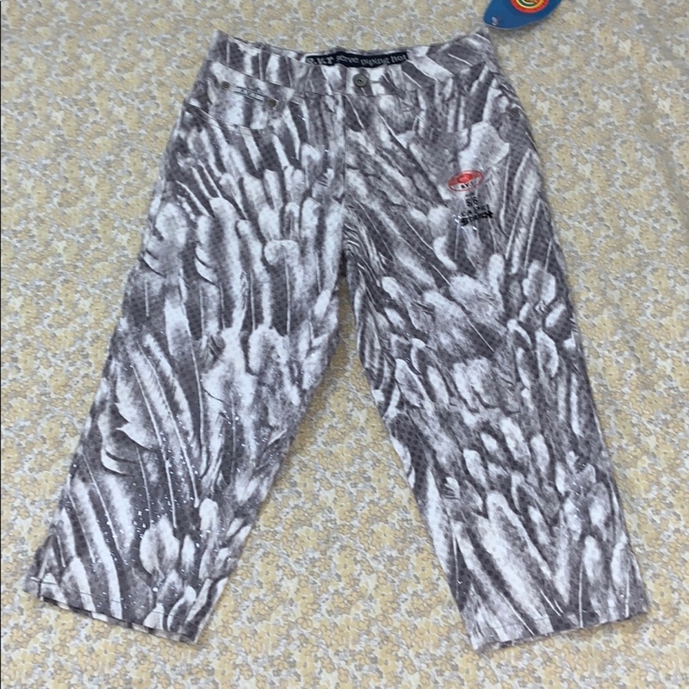 NWT RVT Print  Capri serve piping hot pants
